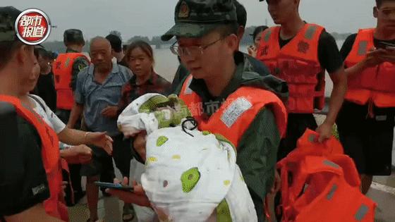 DƬ